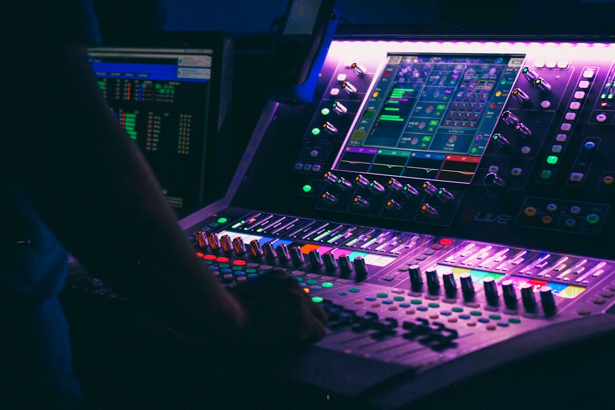 Operador de sonido en consola durante un evento