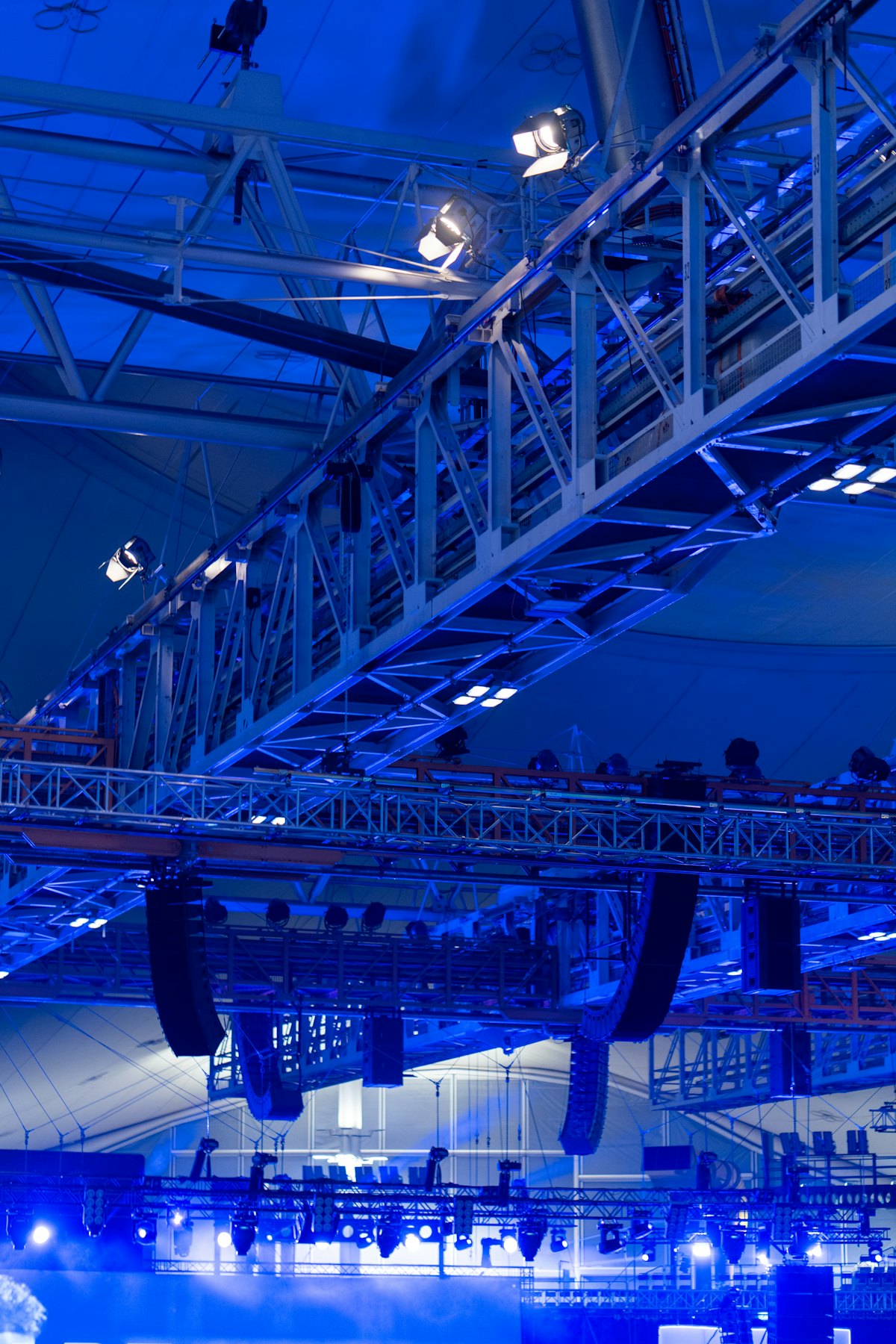 Estructura de truss e iluminación en un evento