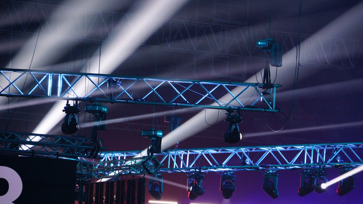 Iluminación profesional sobre truss